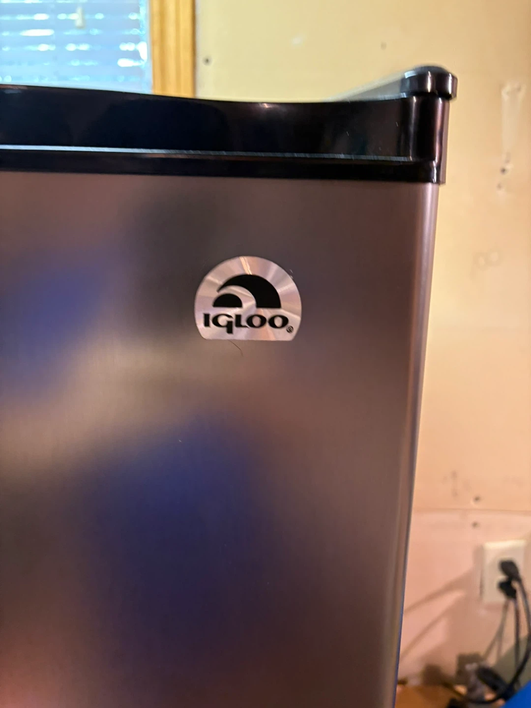 Igloo Compact Refrigerator - Great Condition! - photo 2