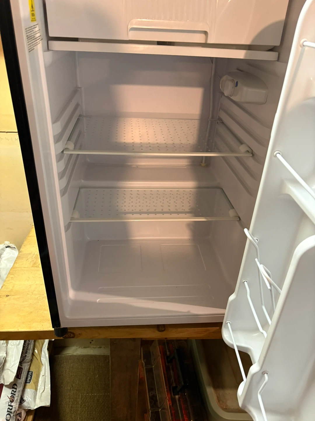 Igloo Compact Refrigerator - Great Condition! - photo 3