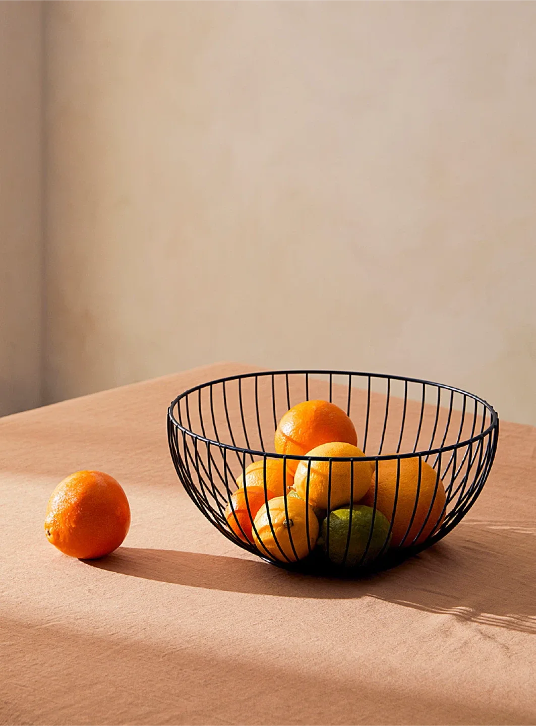 New Black Metal Wire Fruit Bowl thumbnail
