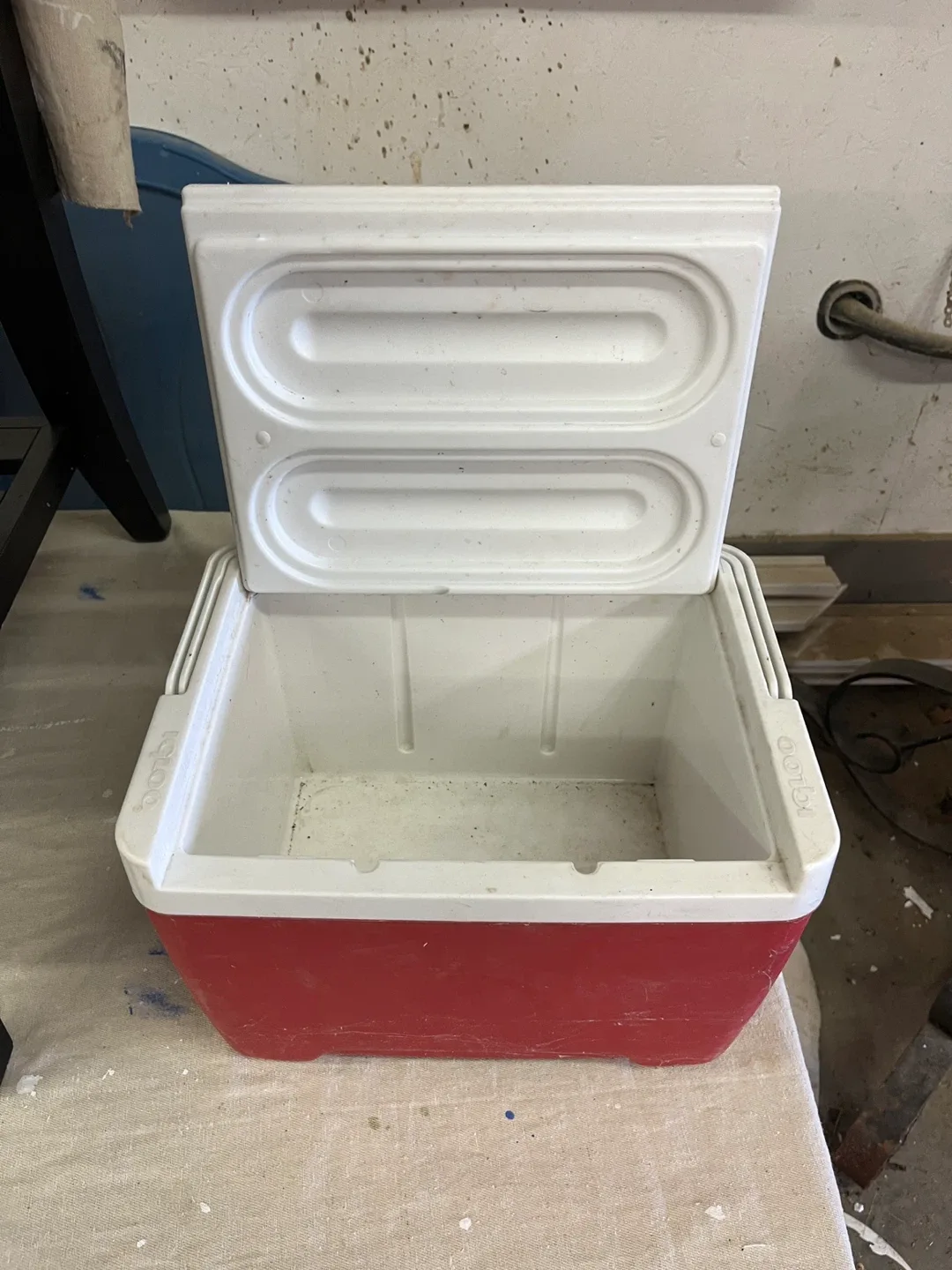 Igloo Cooler - Red and White image indicator(2)