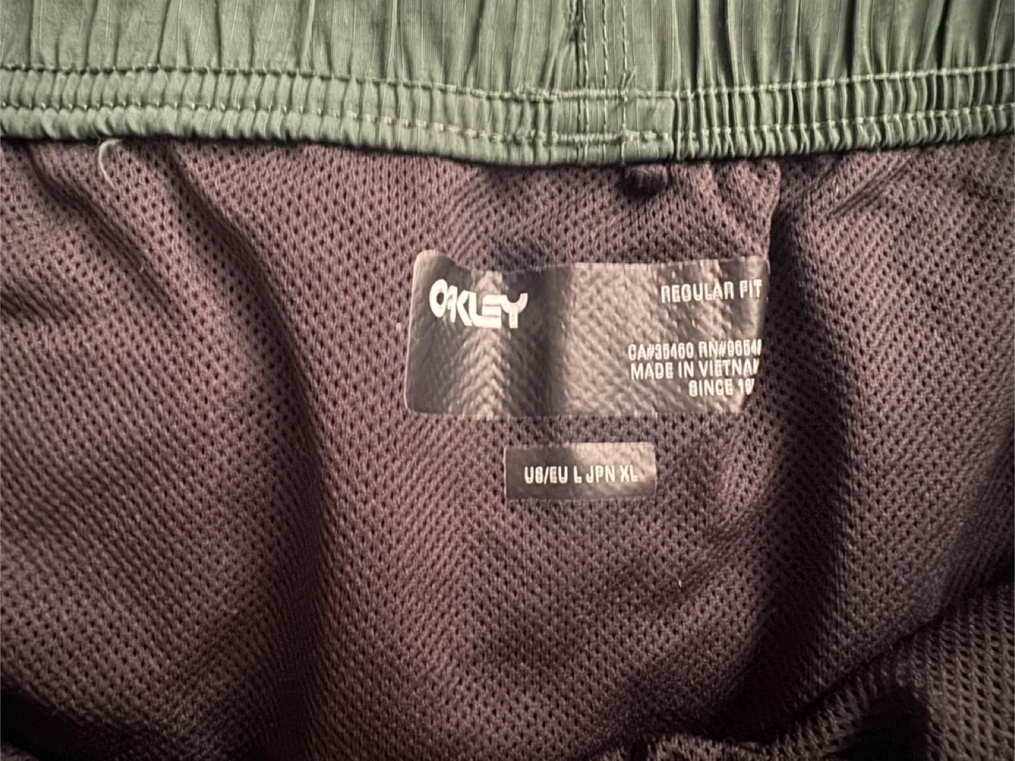 Oakley Green Shorts - Size L image indicator(3)