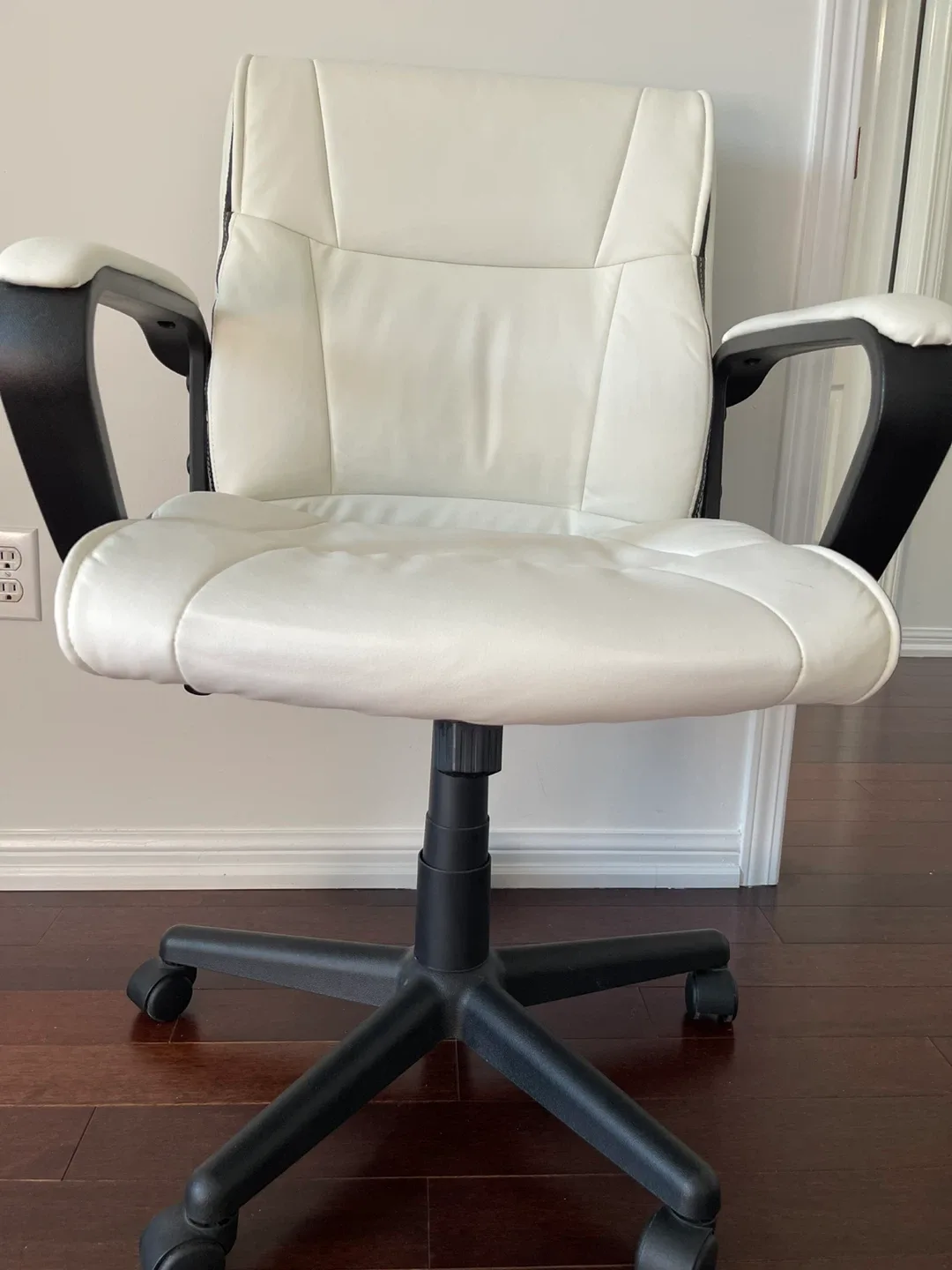 White Faux Leather Office Chair image indicator(3)