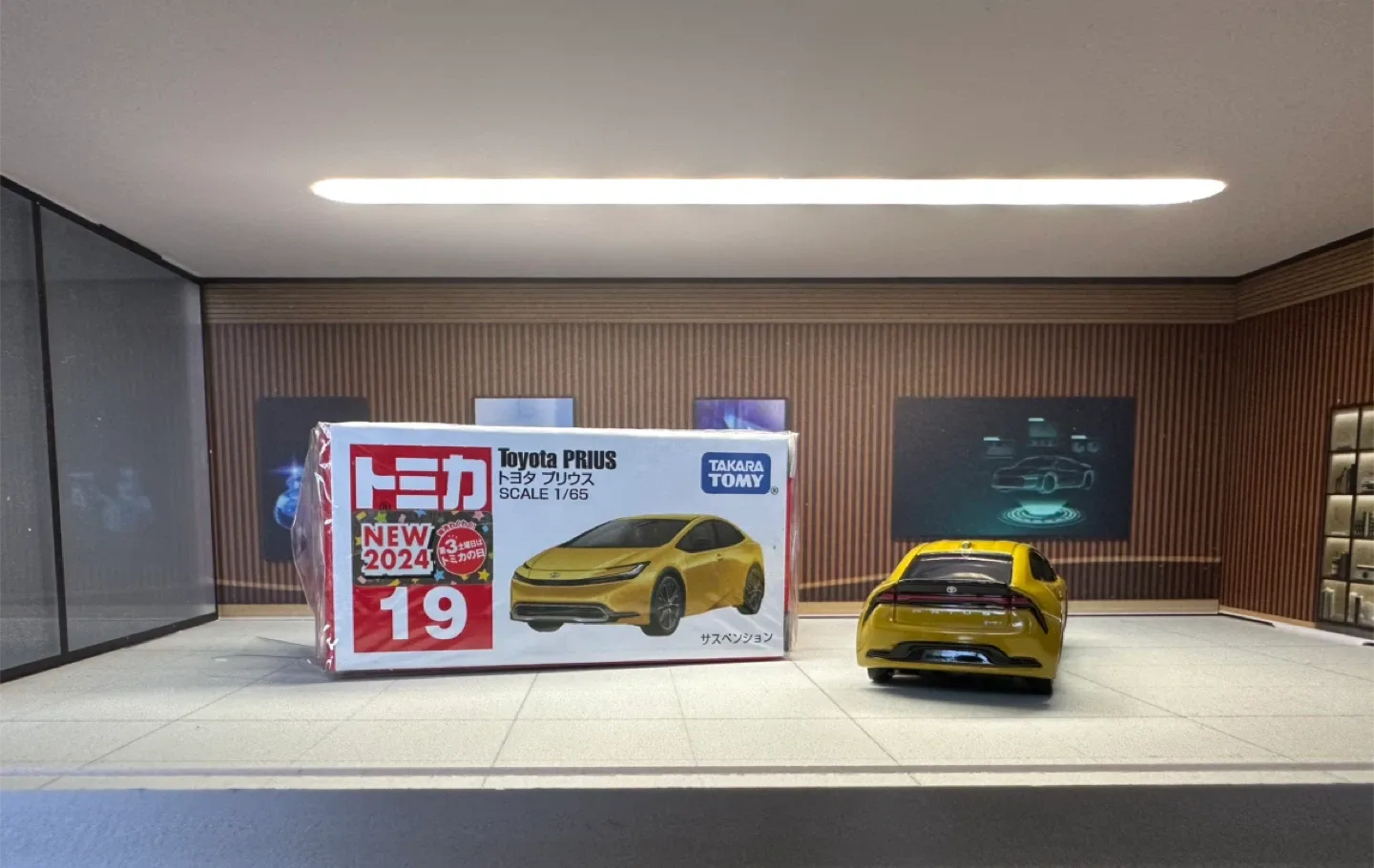 TOMICA Toyota Prius NO. 19 (Yellow) 1:65 image indicator(2)