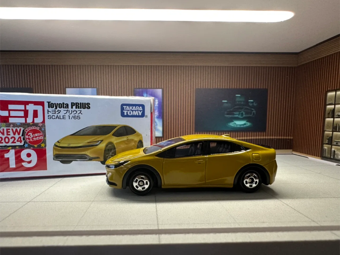 TOMICA Toyota Prius NO. 19 (Yellow) 1:65 image indicator(5)