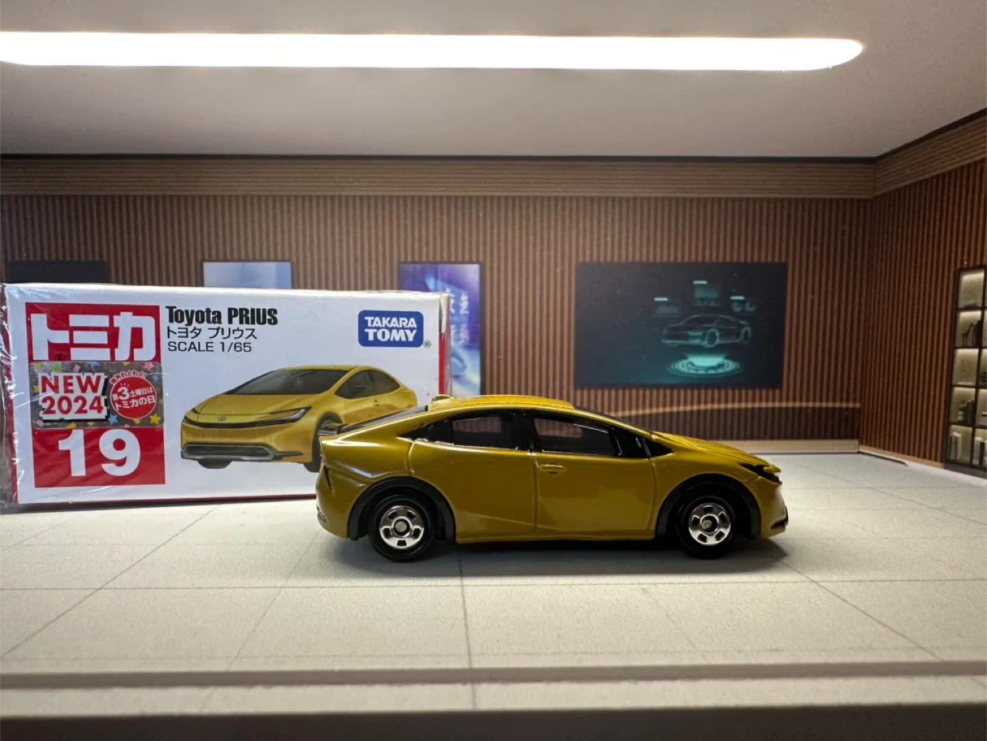 TOMICA Toyota Prius NO. 19 (Yellow) 1:65 image indicator(6)