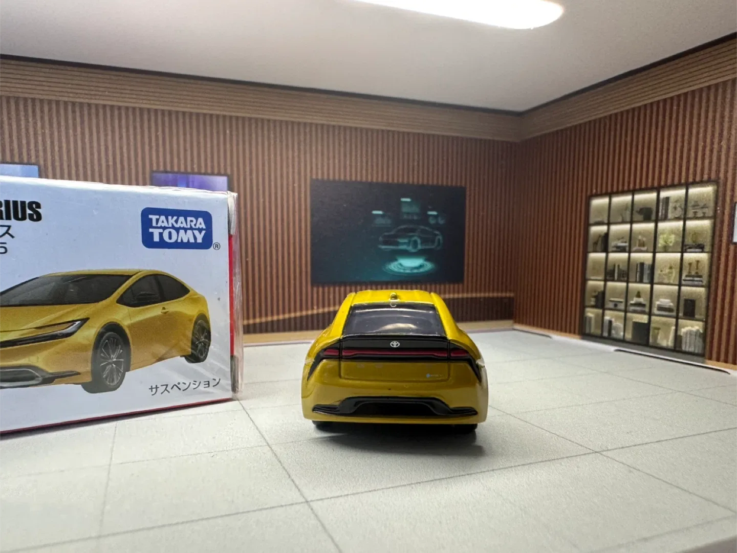 TOMICA Toyota Prius NO. 19 (Yellow) 1:65 image indicator(3)