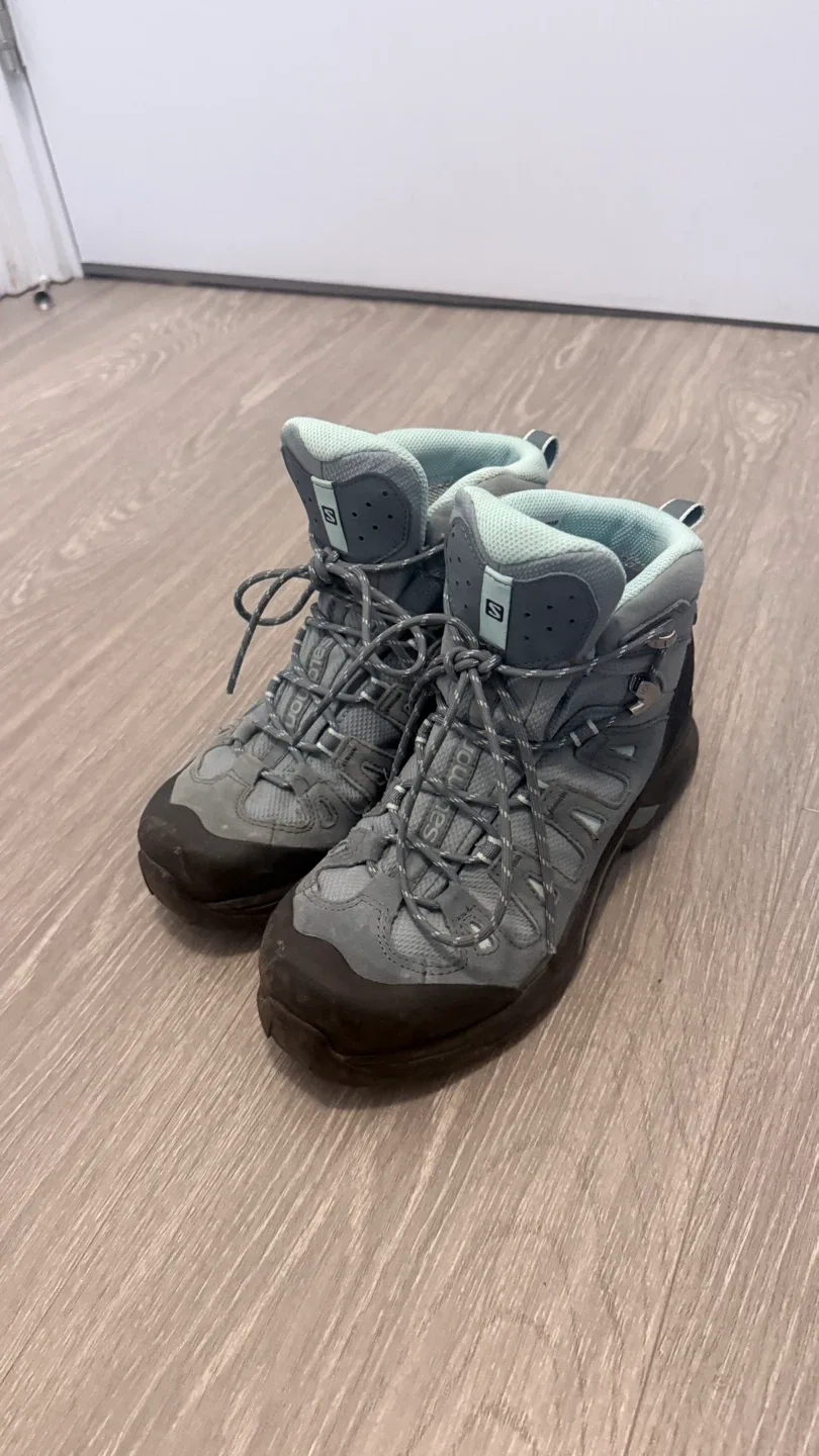 Salomon Hiking Boots - 6.5