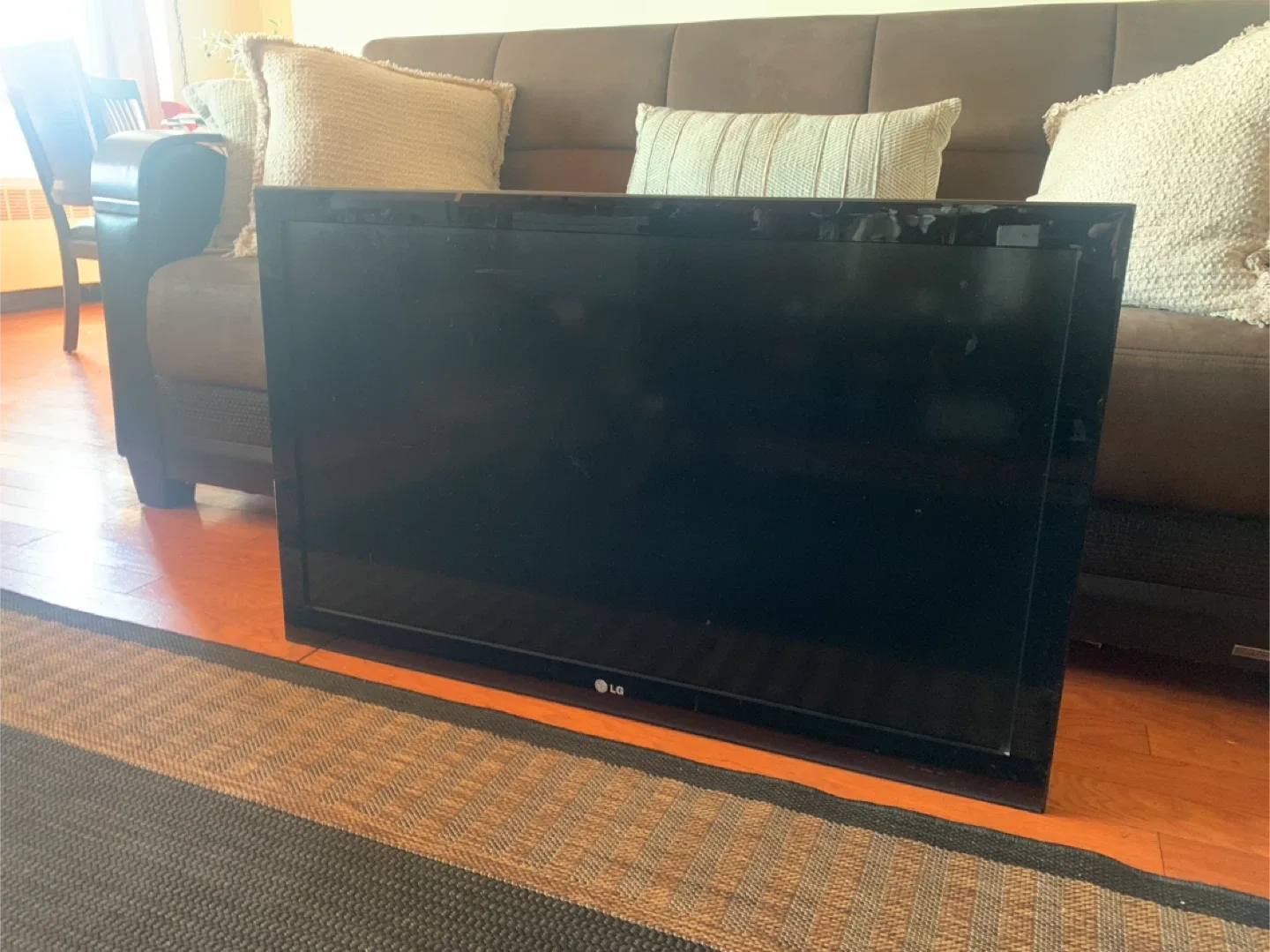 42” Flatscreen LG TV image indicator(2)