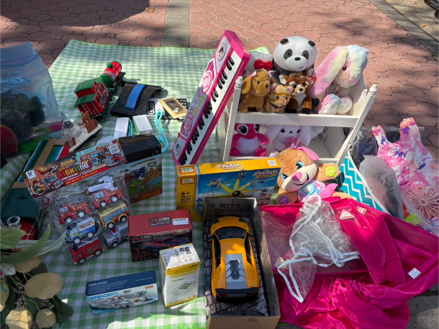 Yard sale at 2348 Knapp st