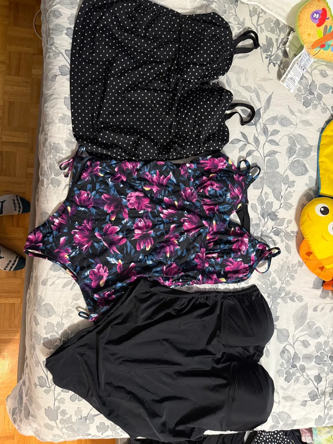 9 Swimsuits Assorted Styles & Sizes image indicator(2)