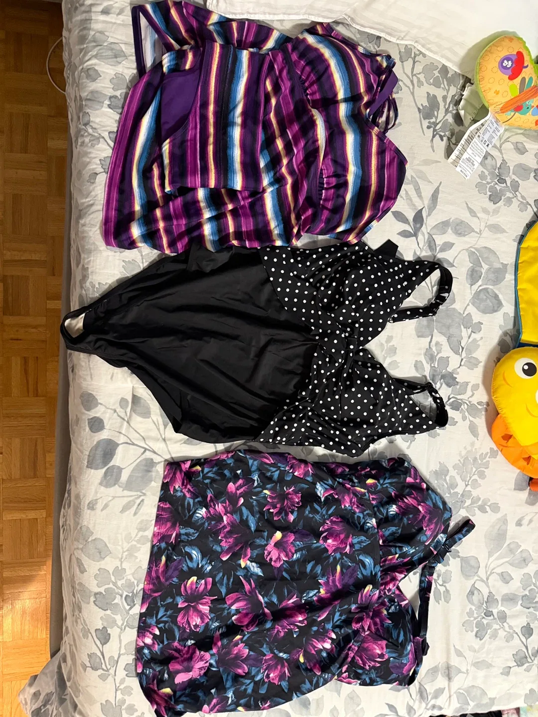 9 Swimsuits Assorted Styles & Sizes image indicator(3)