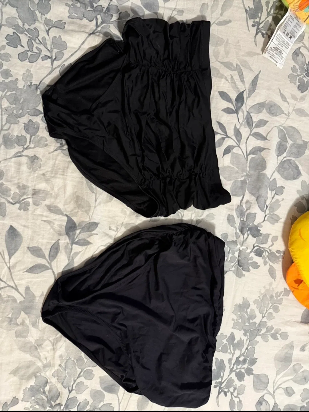 9 Swimsuits Assorted Styles & Sizes image indicator(4)