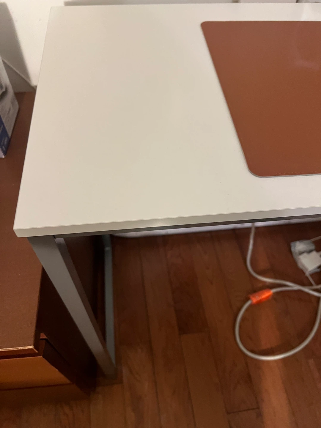 White Desk with free Brown Studio Mat - photo 2