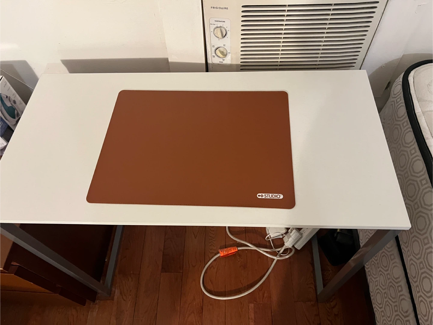 White Desk with free Brown Studio Mat - photo 3