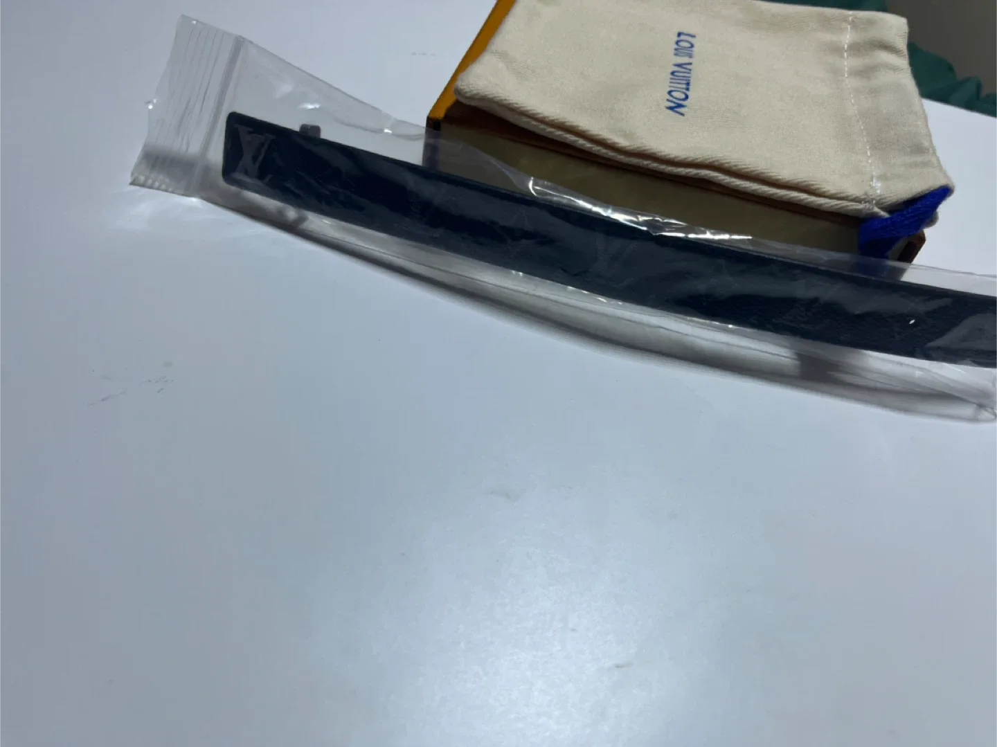 Louis Vuitton Black Leather slim bracelet size 21 image indicator(3)