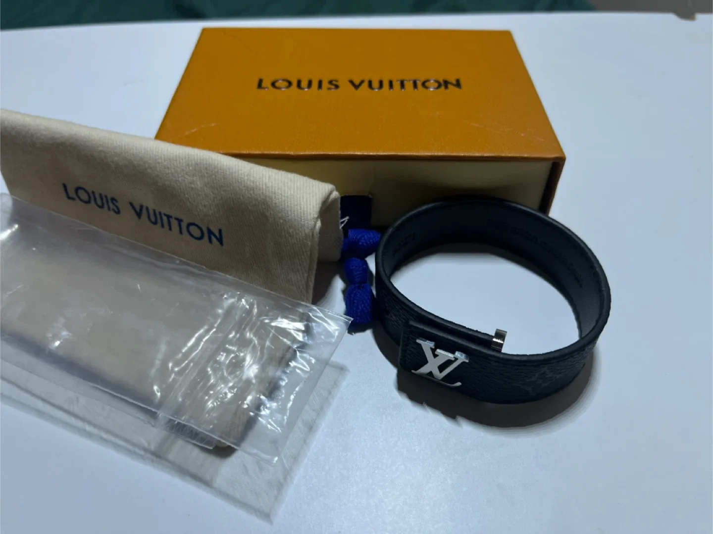 Louis Vuitton Black Leather slim bracelet size 21 image indicator(7)