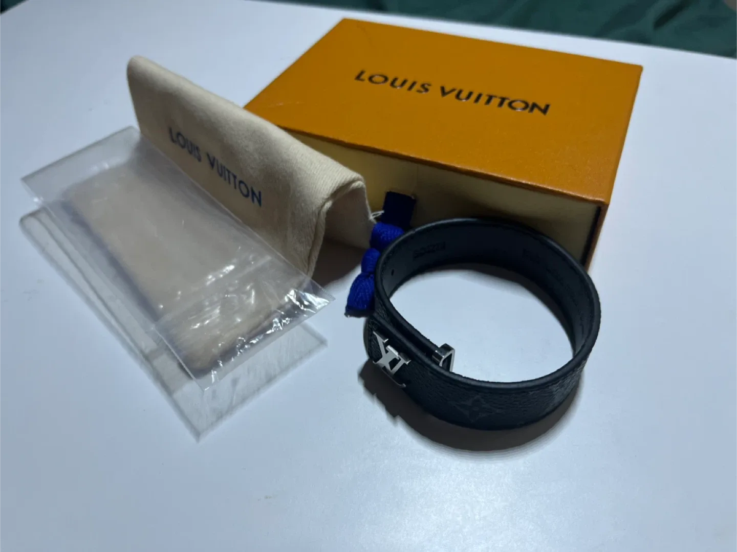 Louis Vuitton Black Leather slim bracelet size 21 image indicator(8)
