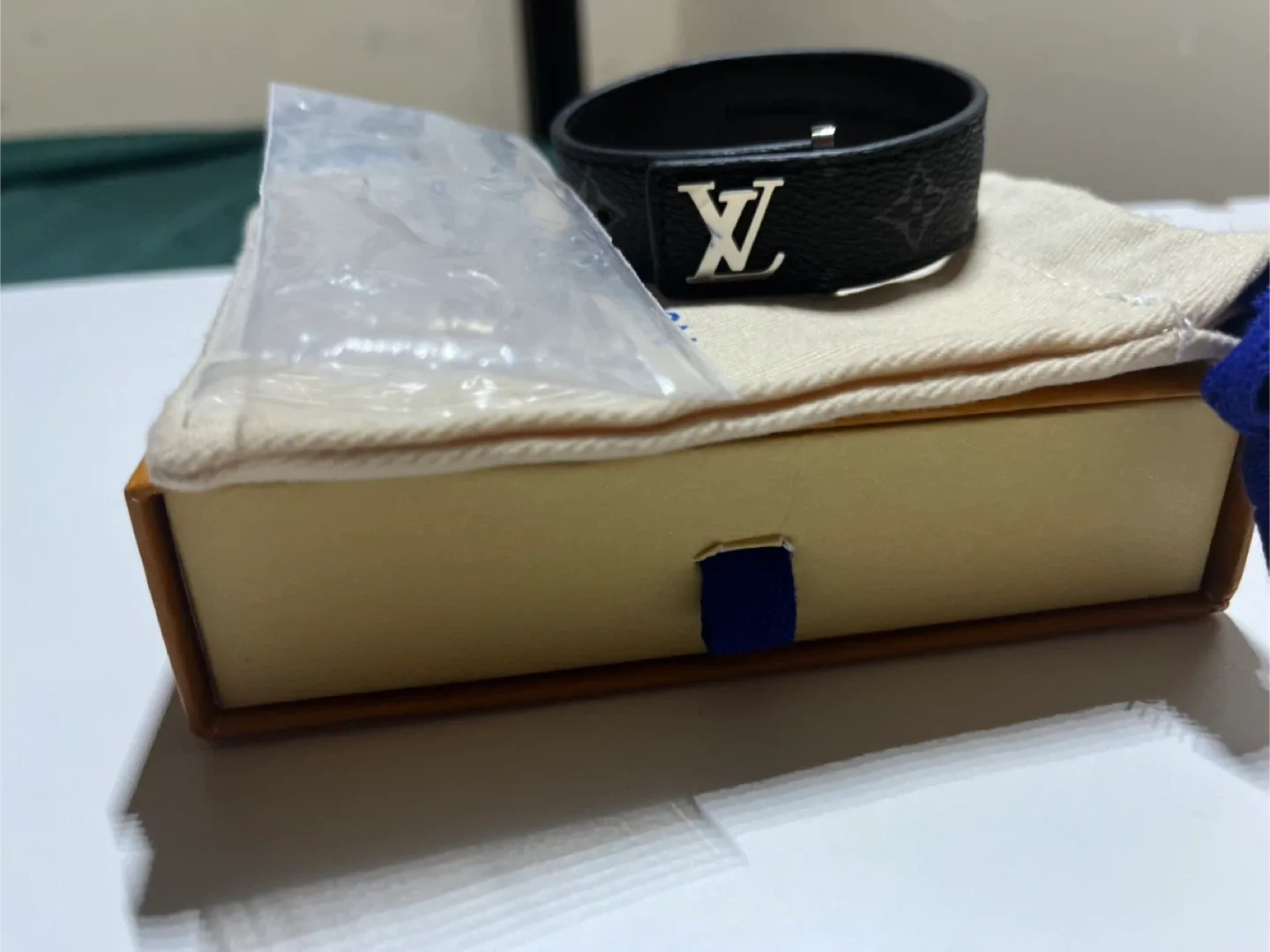 Louis Vuitton Black Leather slim bracelet size 21 image indicator(6)