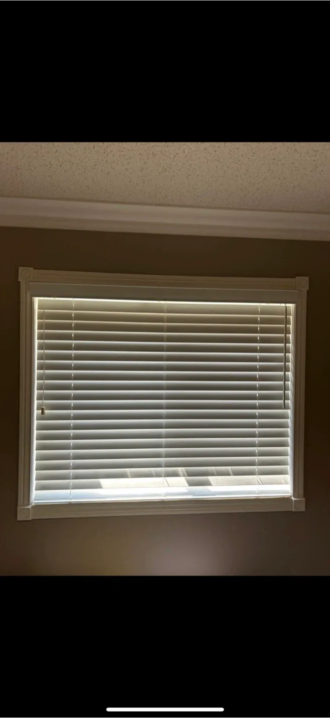1 Durable White Vinyl Window Blind- Make an offer ! thumbnail