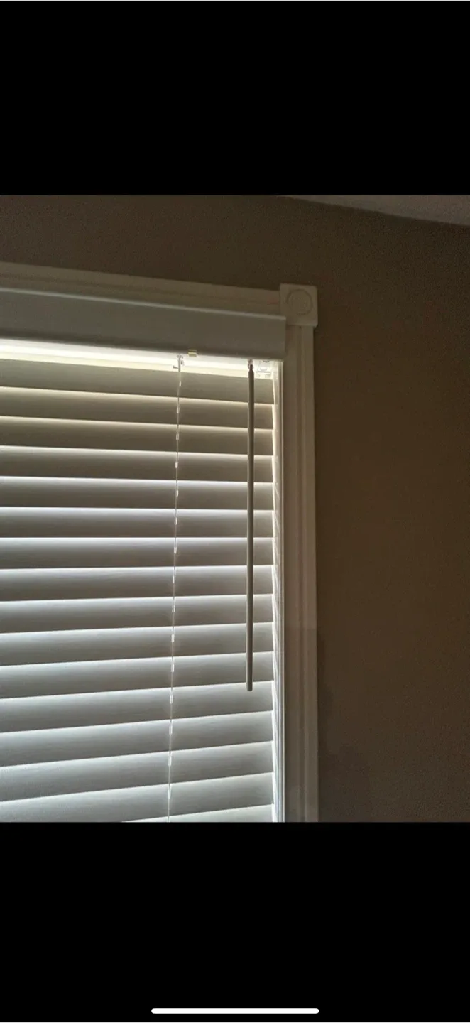 1 Durable White Vinyl Window Blind- Make an offer ! image indicator(2)
