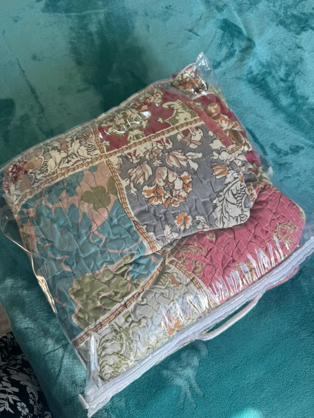 Sultry Rose King Size Bedspread Set thumbnail