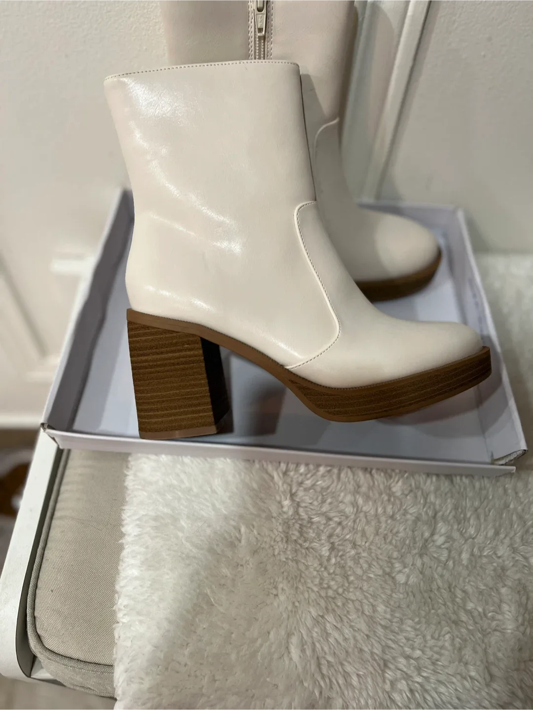 White Ankle Boots with Block Heel image indicator(4)
