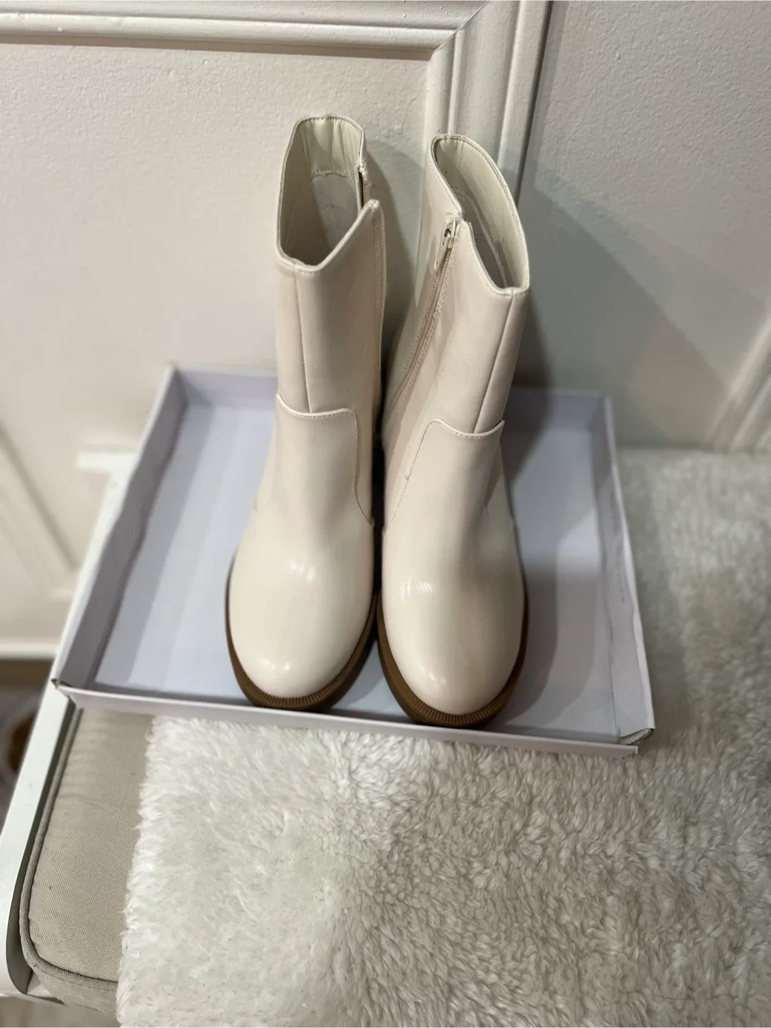 White Ankle Boots with Block Heel image indicator(5)