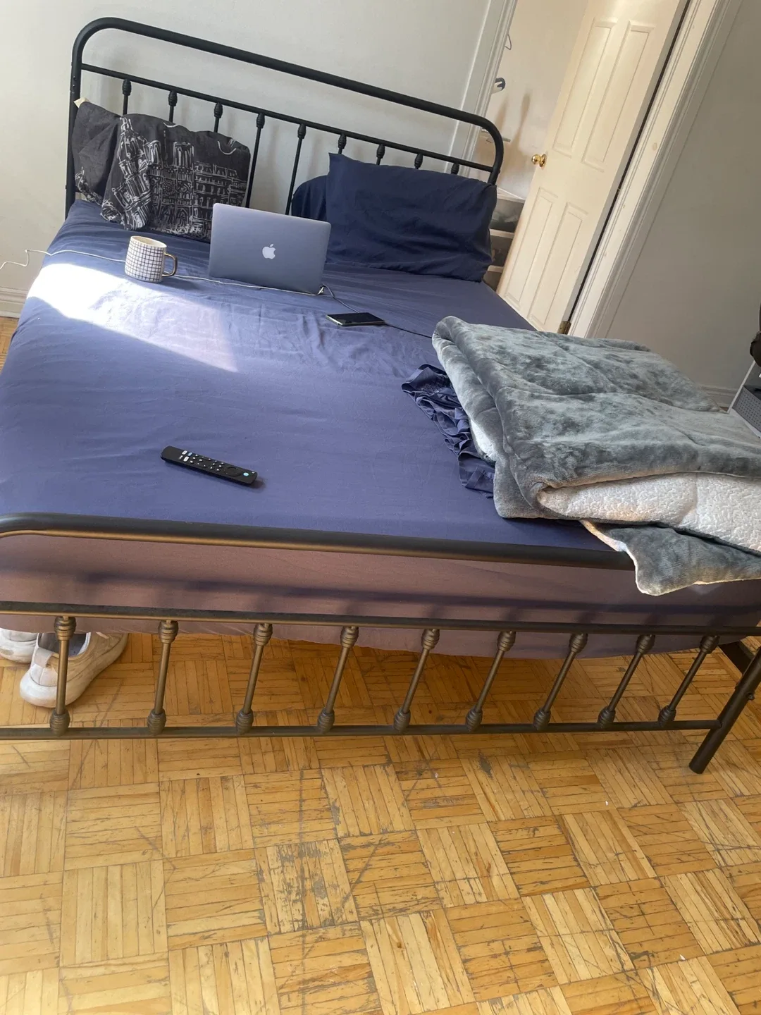 Metal Bed Frame - Black (Queen Size; without Mattress image indicator(2)