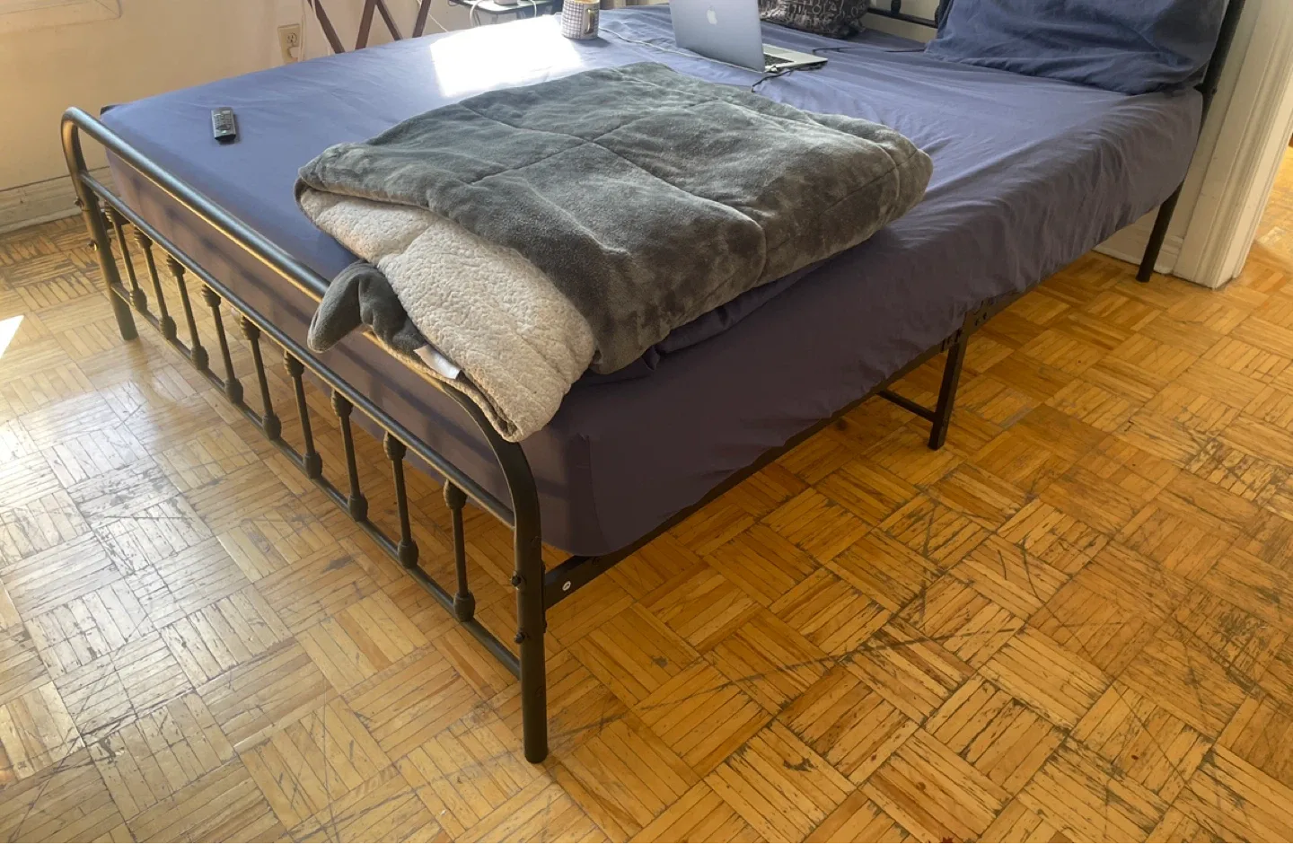 Metal Bed Frame - Black (Queen Size; without Mattress image indicator(4)