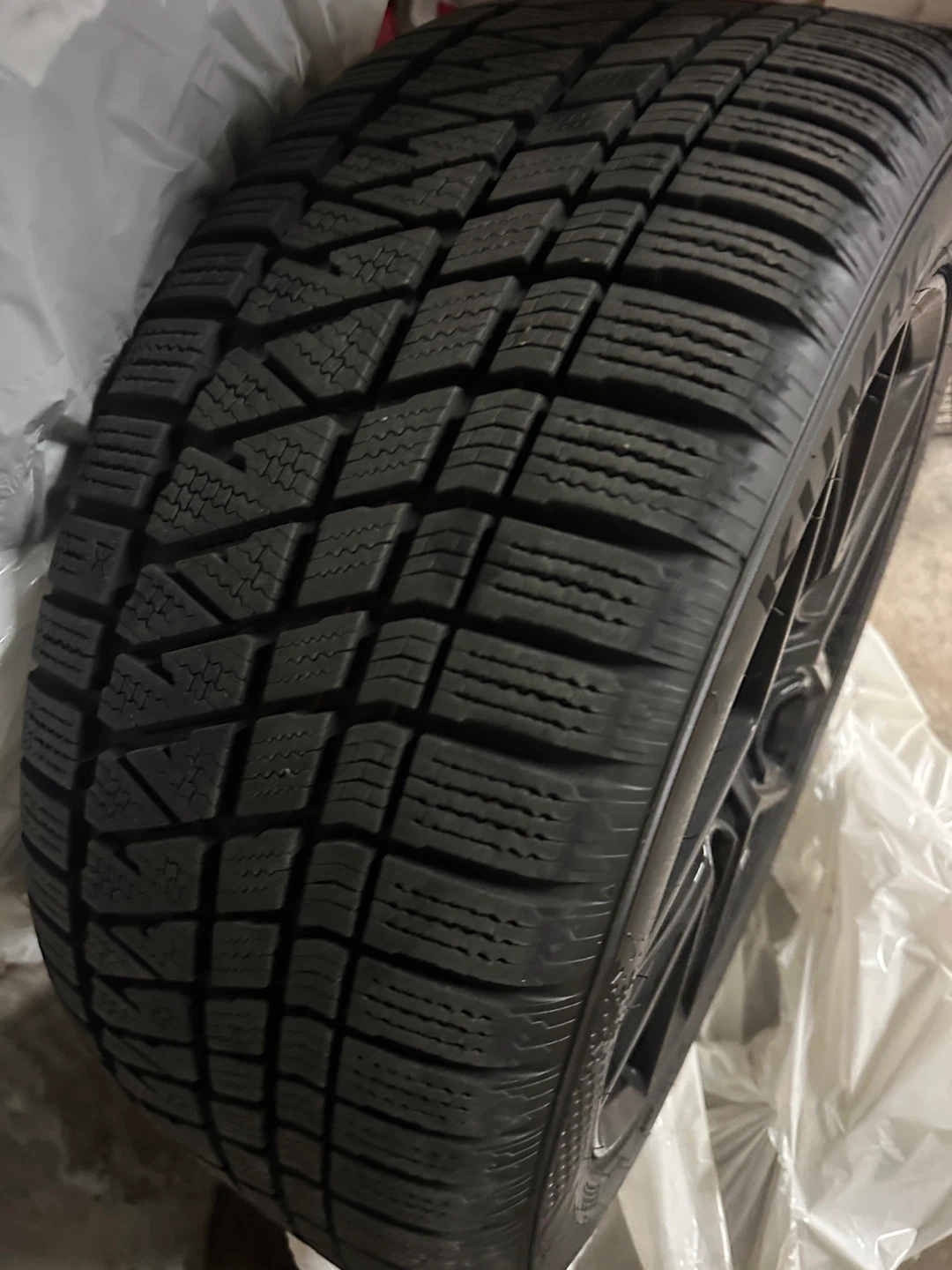 BMW 5x112 Wheel with Kumho Wintercraft Tire 275/45R20 - photo 2