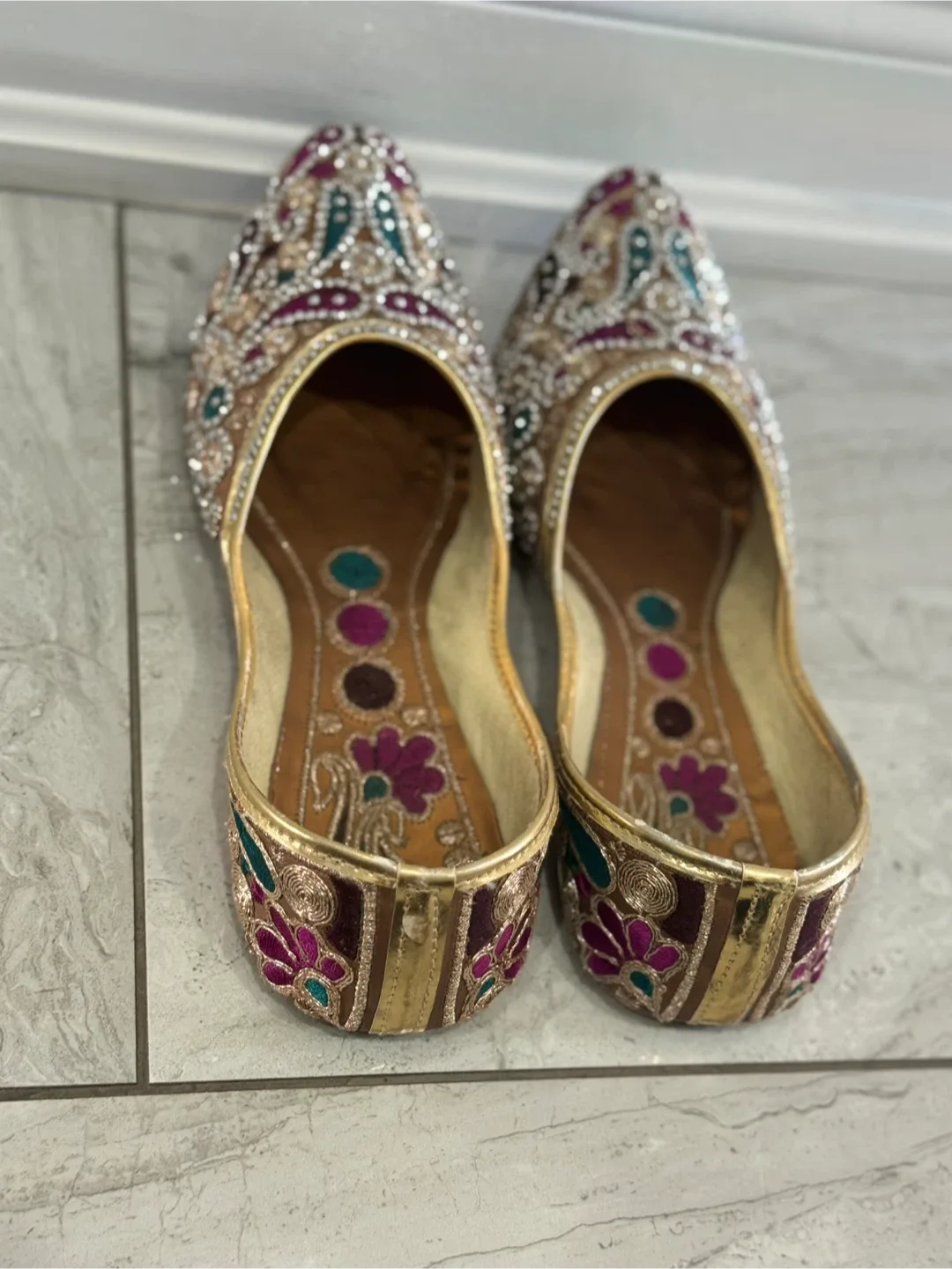 Embroidered Women's Punjabi jutti thumbnail