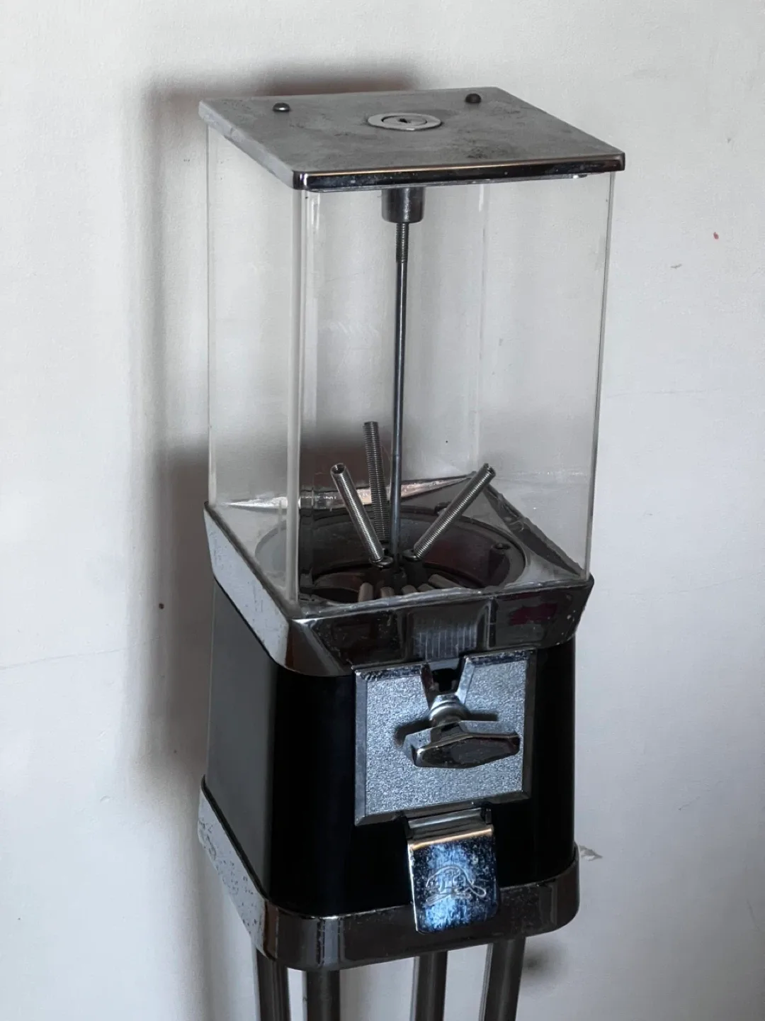 Vintage Gumball Machine on Stand image indicator(3)