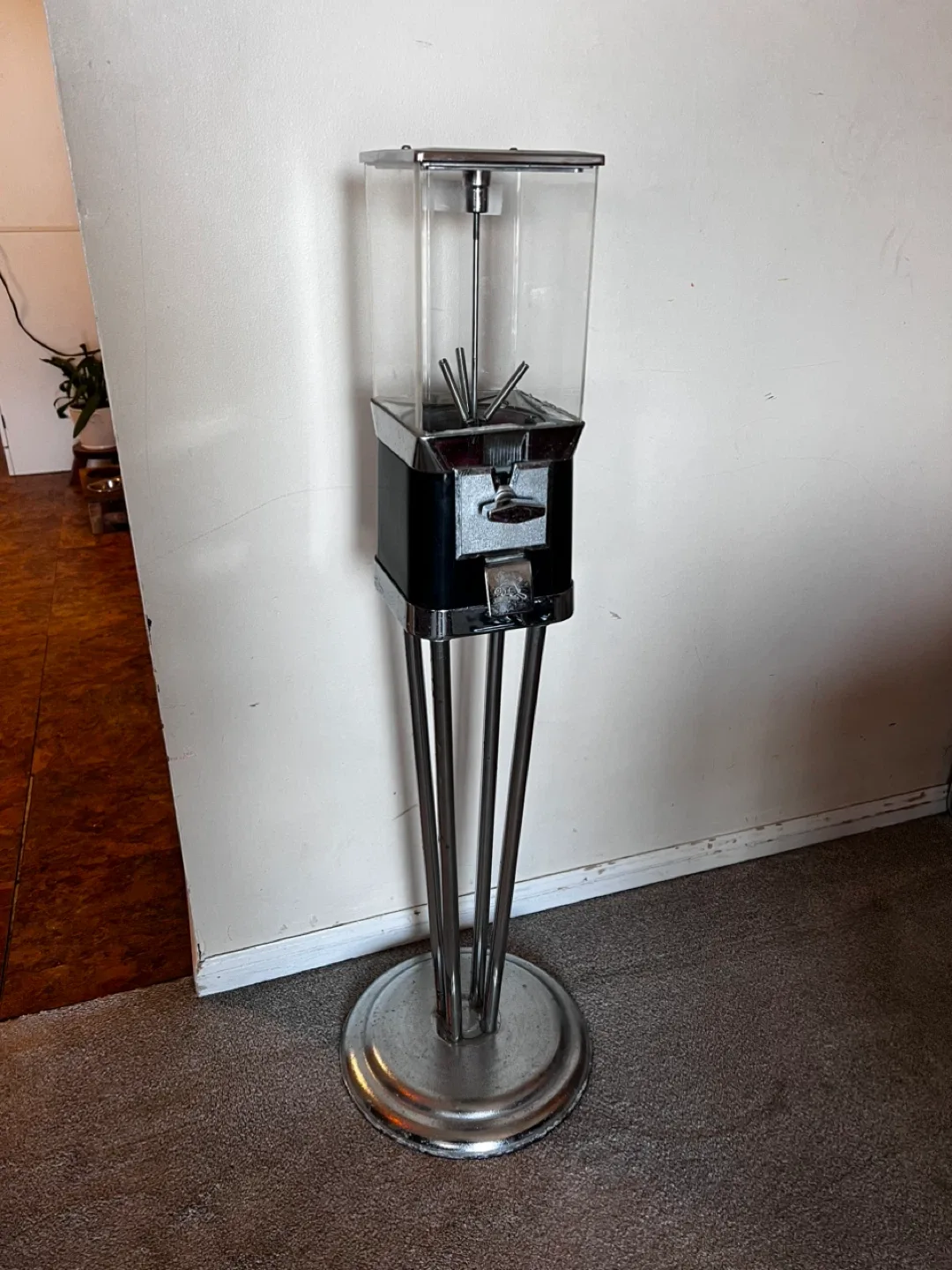 Vintage Gumball Machine on Stand image indicator(2)