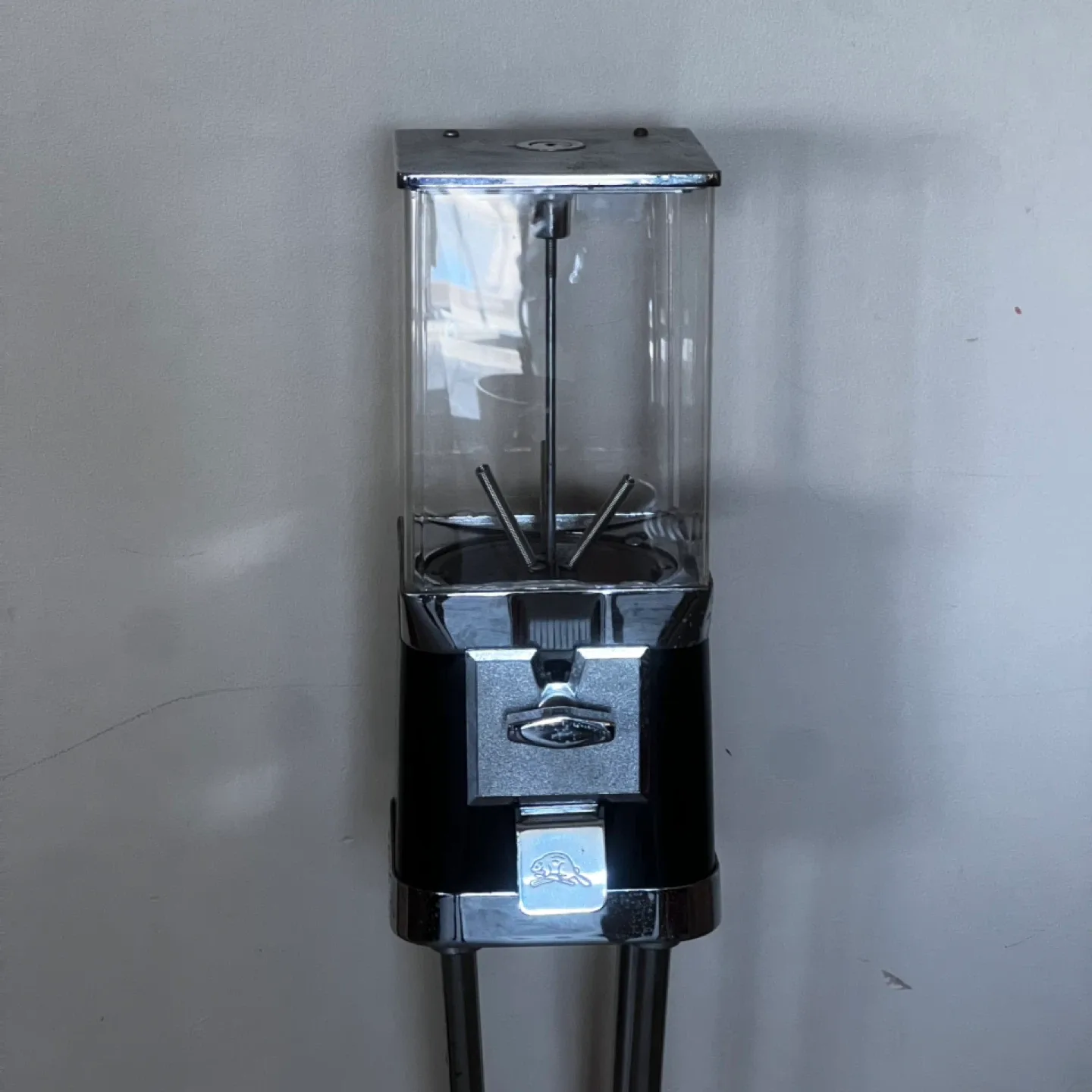 Vintage Gumball Machine on Stand image indicator(4)