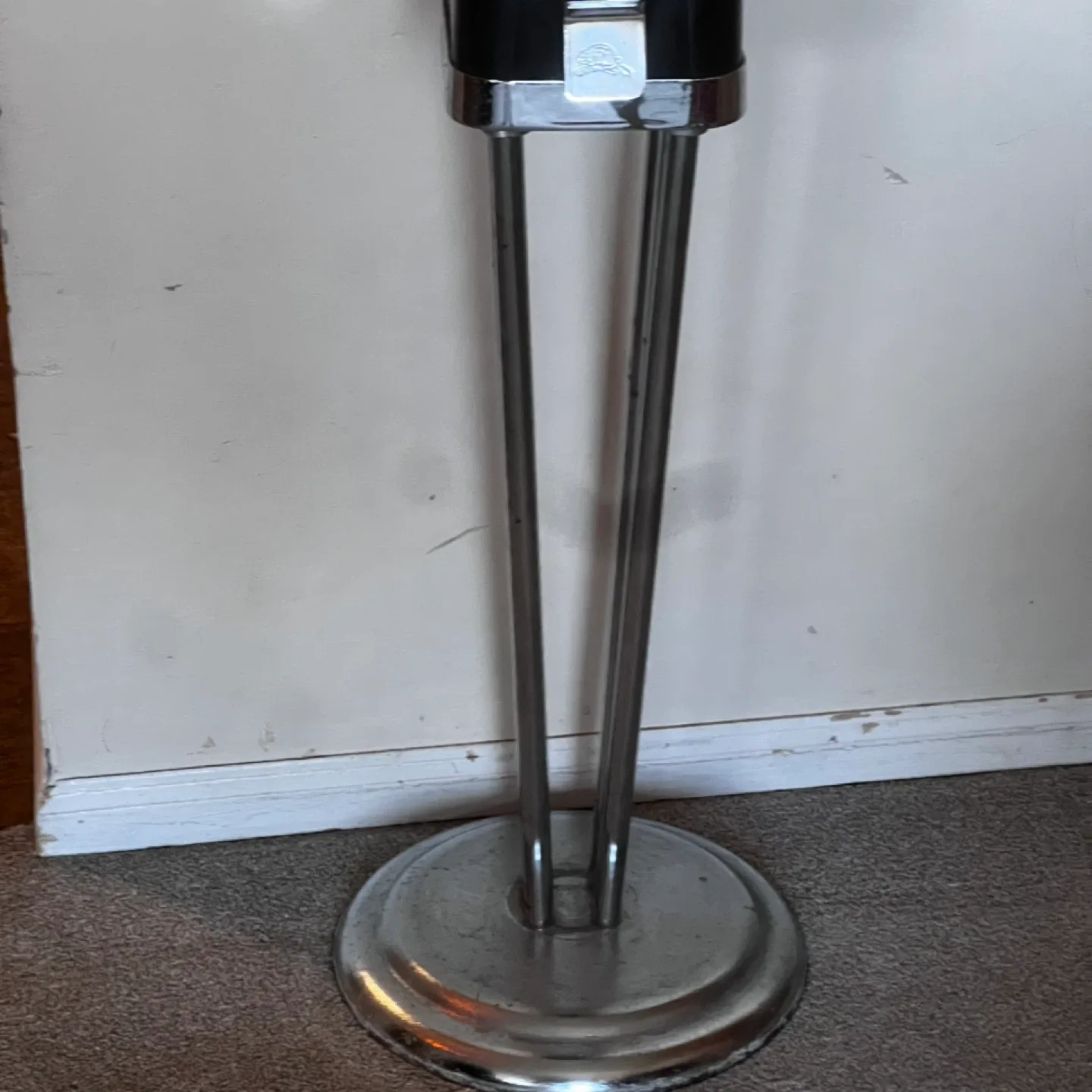 Vintage Gumball Machine on Stand image indicator(5)