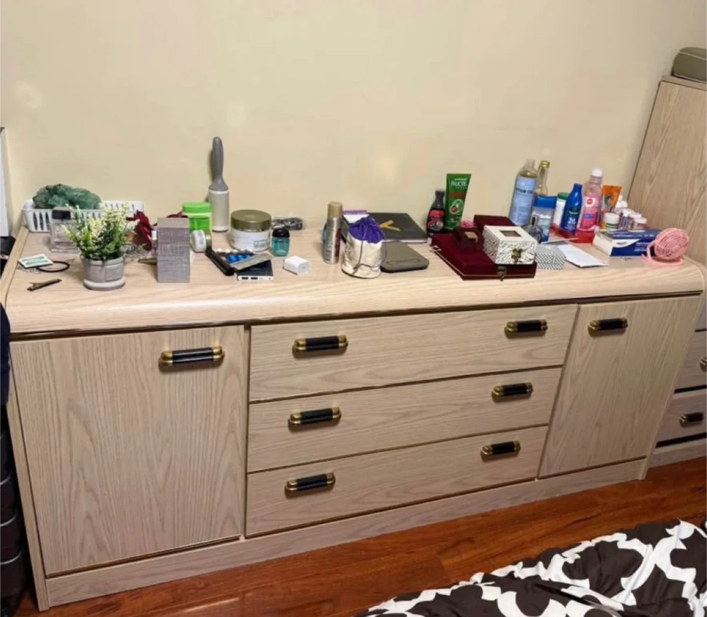 Wood Dresser with Drawers image indicator(3)