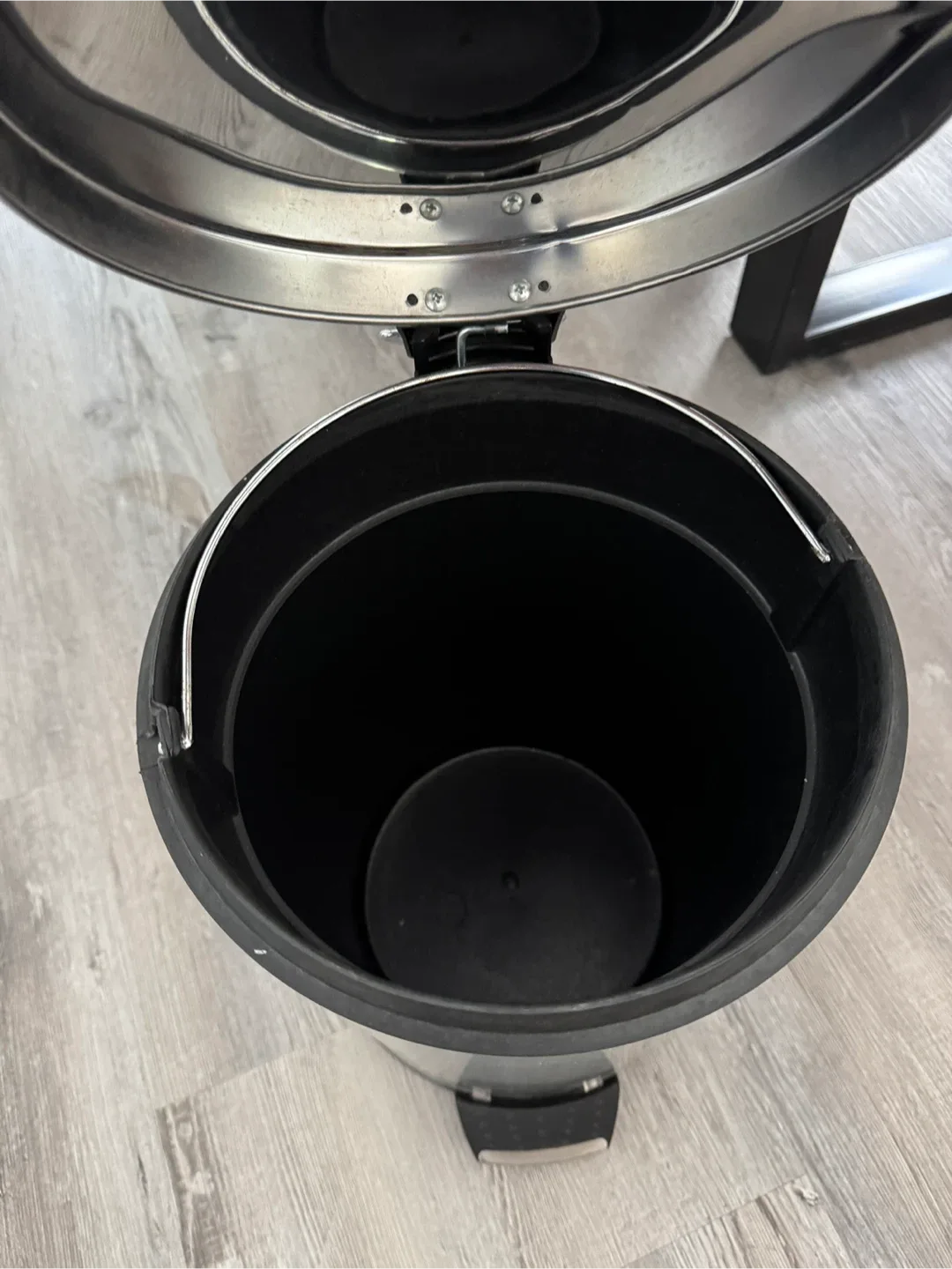 Stainless Steel Step Trash Can image indicator(2)