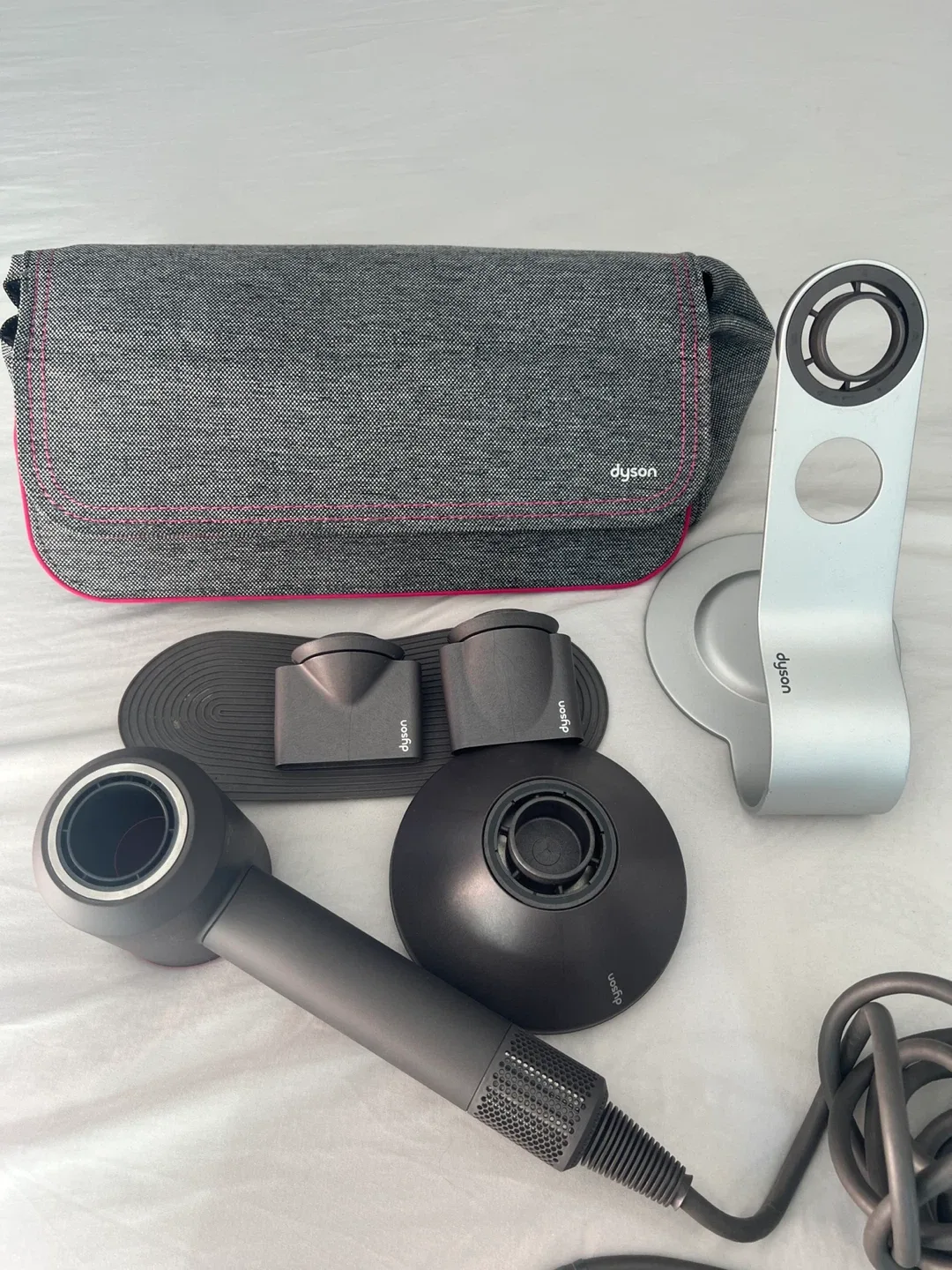 Dyson Supersonic HD01 Hair Dryer – Stand, Case & Attachments image indicator(3)