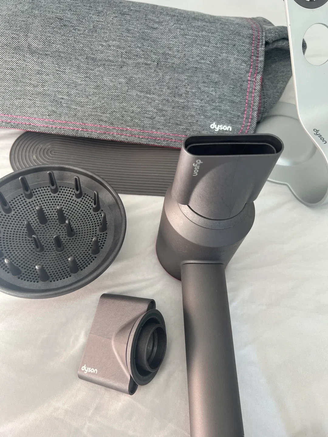 Dyson Supersonic HD01 Hair Dryer – Stand, Case & Attachments image indicator(7)