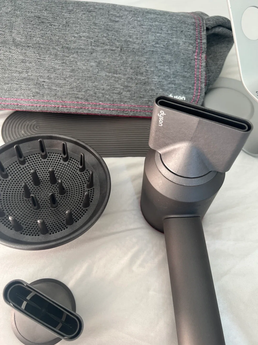 Dyson Supersonic HD01 Hair Dryer – Stand, Case & Attachments image indicator(9)