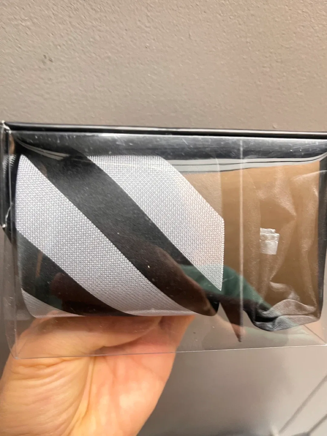 New Van Heusen Tie & Pocket Square Set image indicator(4)