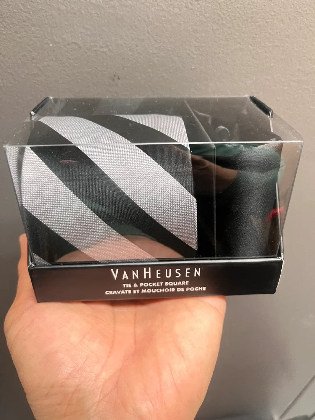 New Van Heusen Tie & Pocket Square Set image indicator(3)