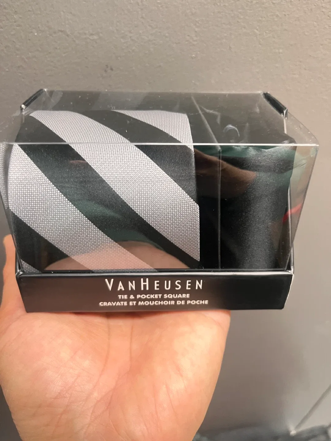 New Van Heusen Tie & Pocket Square Set thumbnail