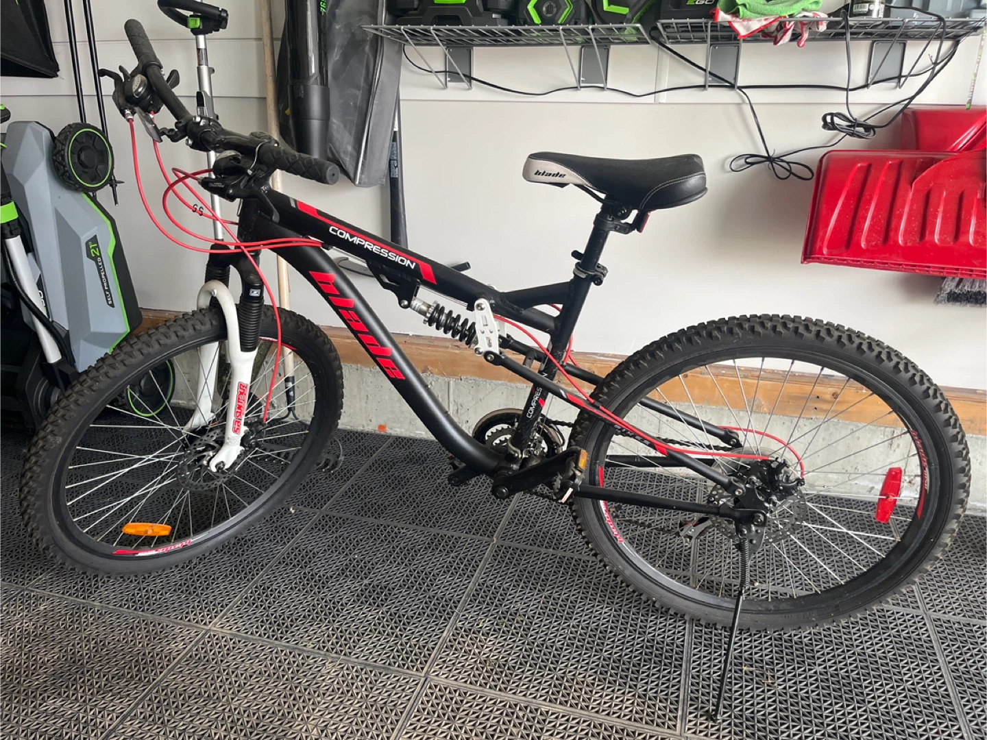 Blade Compression Mountain Bike