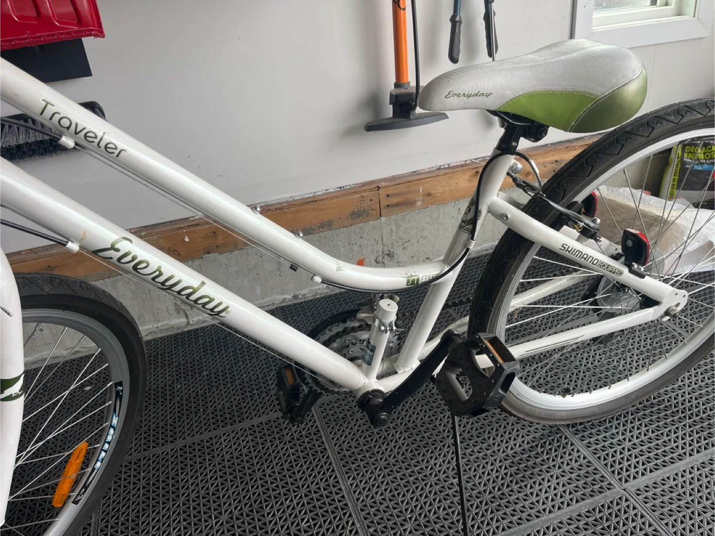 Everyday Traveler Bicycle - White image indicator(3)