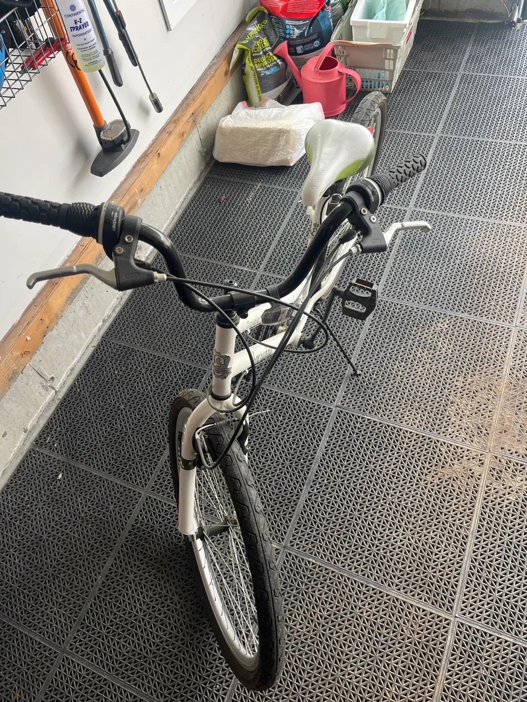 Everyday Traveler Bicycle - White image indicator(2)