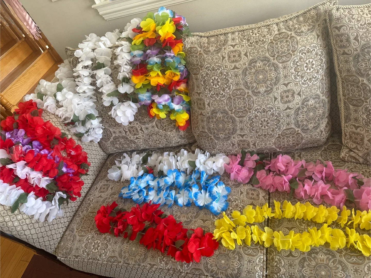 14 Assorted Colourful Hawaiian Leis thumbnail