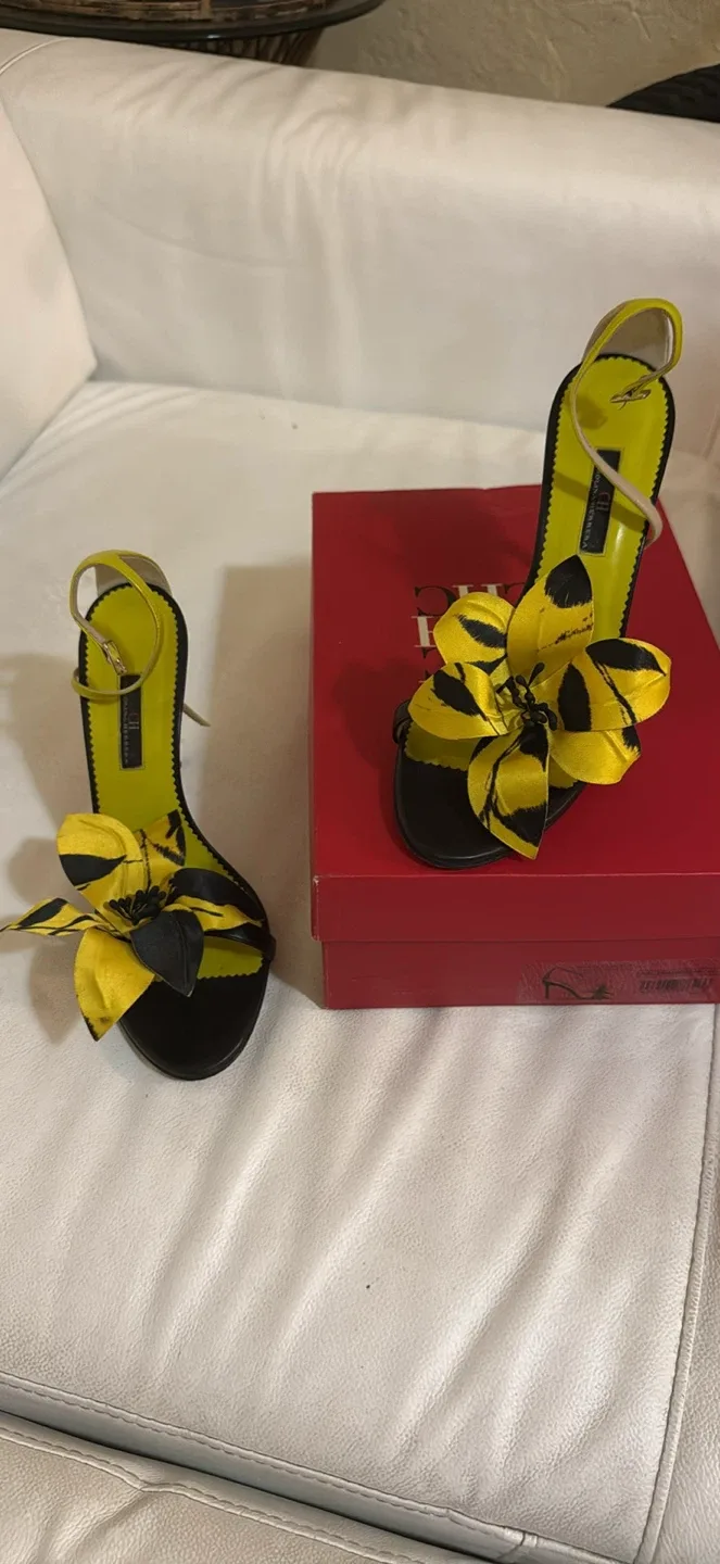 Carolina Herrera Yellow Floral Heels - Size 9 image indicator(7)
