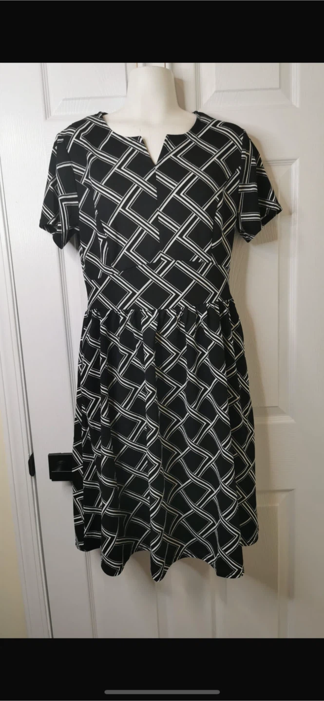 NEW! YATHON Black & White Flared Swing A-Line Dress - photo 3