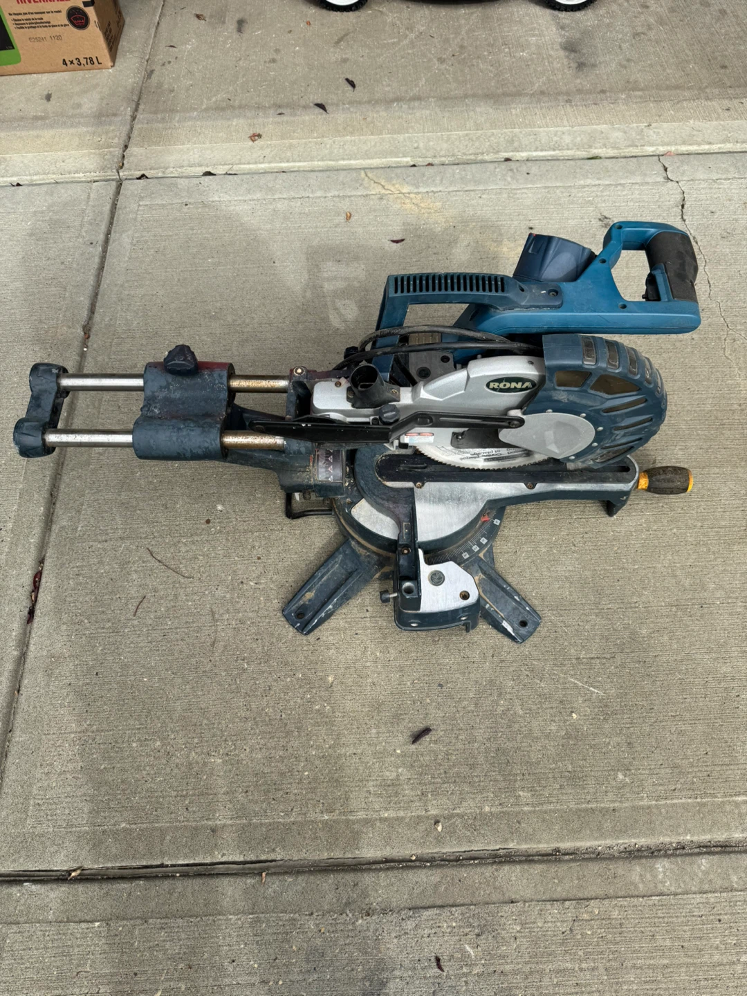 Compound sliding Mitre Saw